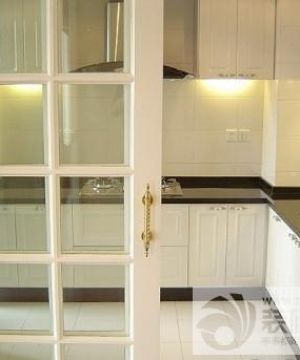家居厨房白色橱柜装饰效果图