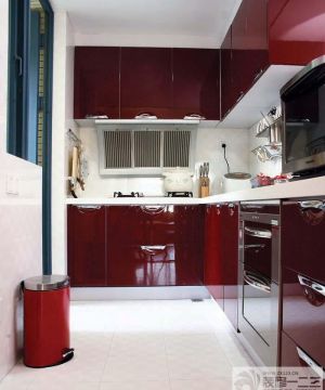 经典整体厨房红色橱柜装修效果图