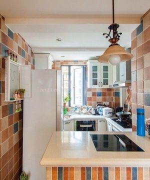 最新美式田园风格开放式厨房仿古瓷砖图片