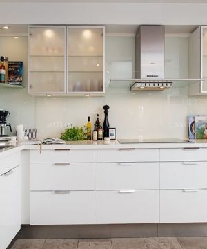70平米简欧式厨房橱柜设计效果图片