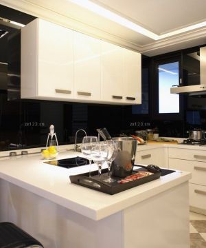 2023最新欧式风格厨房吧台白色橱柜装修图片