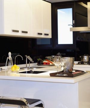 2023最新欧式风格厨房白色橱柜设计图片