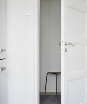 现代北欧风格白色门装修效果图片