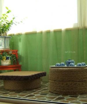 日式小户型内阳台桌凳装饰设计图 