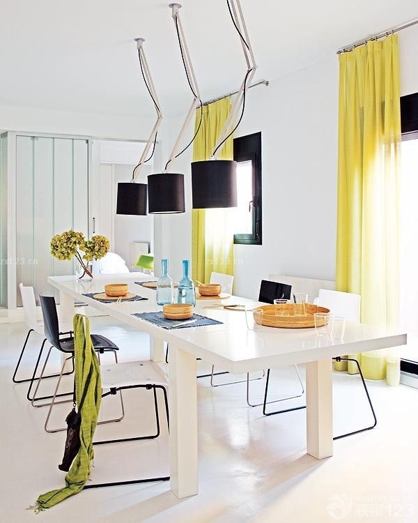现代简约风格餐厅黄色窗帘效果图