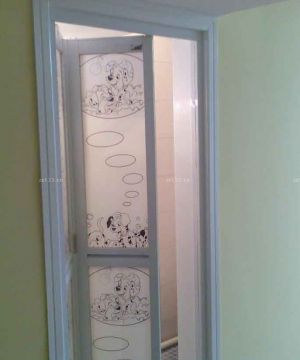 可爱卡通小卫生间折叠门装修图片
