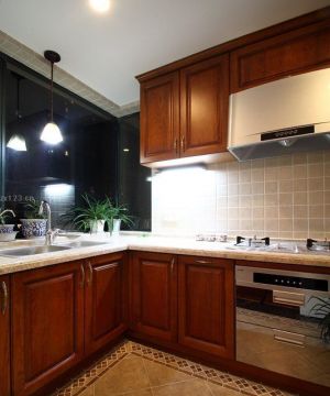 半敞开式厨房实木橱柜装修案例