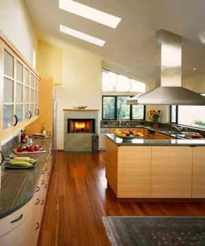 现代美式斜顶阁楼厨房装修设计效果图片大全