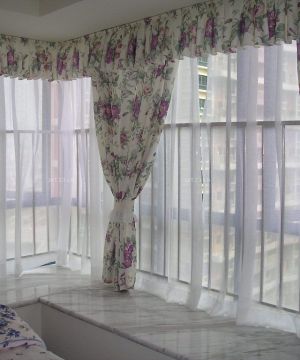 卧室飘窗大花图案窗帘装修效果图片欣赏