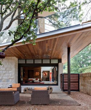 木结构别墅阳台设计图片
