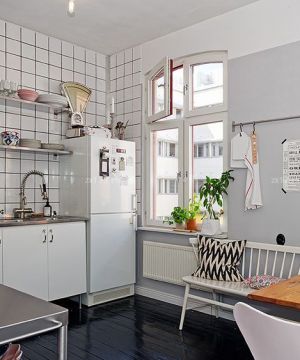 小户型住宅厨房卫生间瓷砖装修图片