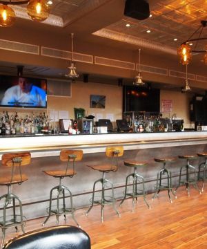 现代酒吧吧台高凳设计实景图