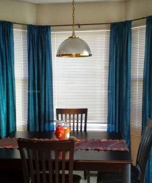 现代简约风格餐厅高飘窗彩色窗帘装修效果图片