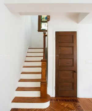 经典独栋小别墅室内楼梯设计图片