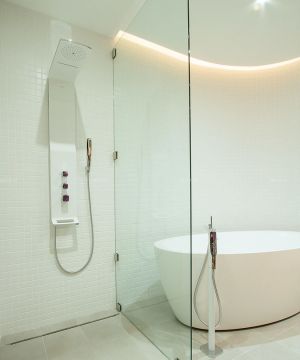 最新卫生间玻璃隔断墙白色浴缸装修图片