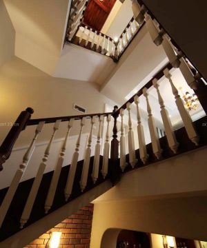 最新美式风格房屋楼梯设计效果图欣赏