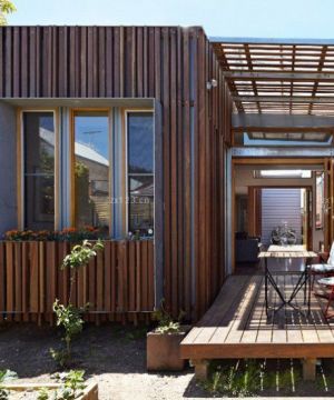 最新木质小别墅阳台设计图片
