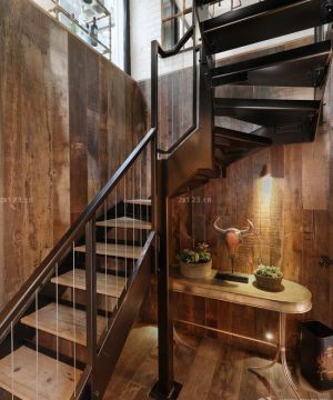 古典风格木制楼梯设计图片