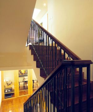 70平米小复式木楼梯扶手装修效果图