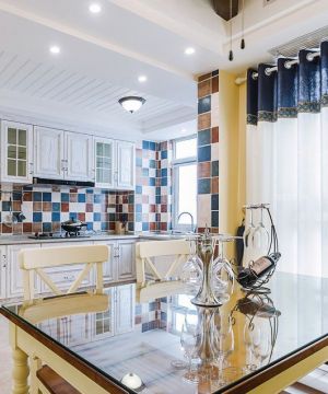 90平地中海风格厨房餐厅一体装修效果图片