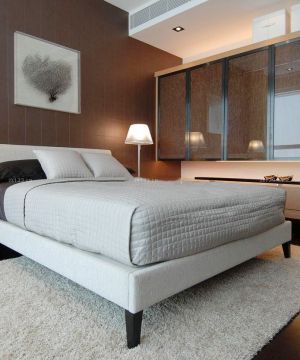 最新80平米实木床卧室装修效果图