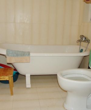 最新小户型浴缸卫生间瓷砖图片2023