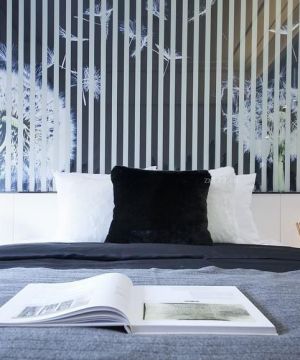现代卧室床头背景墙装修效果图片