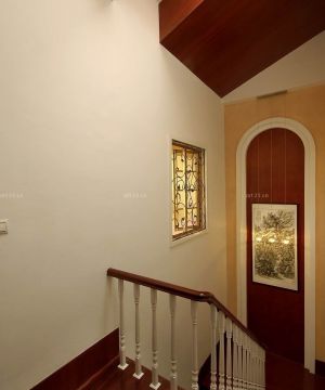 古典家庭阁楼楼梯间设计装修图