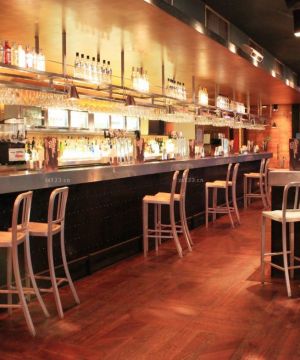 小型酒吧内部深棕色木地板装修效果图片