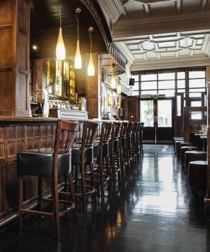 复古小酒吧设计黑色地砖装修效果图片