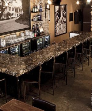 创意复古小酒吧设计石材吧台装修效果图片