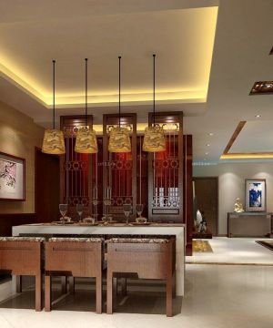中式别墅带屏风的客厅餐厅装饰图