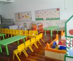 现代简约幼儿园教室深棕色木地板装修效果图片