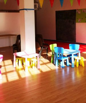 日韩幼儿园室内浅棕色木地板装修效果图片