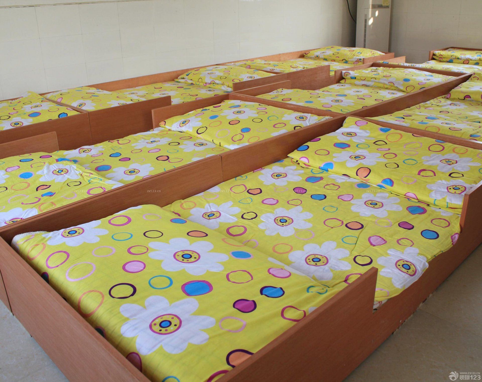 现代幼儿园小孩床设计效果图片