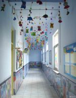 某市幼儿园走廊吊顶装饰设计图片