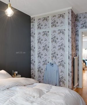 卧室床头背景墙浅灰色墙漆装修图片
