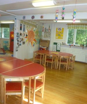 幼儿园室内浅色木地板装修效果图片