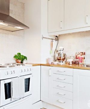小户型厨房白色橱柜装修设计效果图片