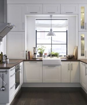 美式风格u型厨房白色橱柜装修效果图