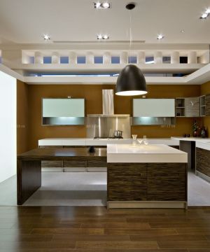 现代别墅设计长方形厨房装修效果图