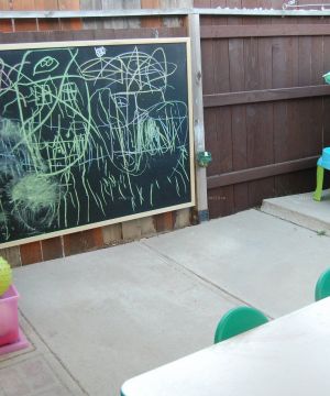 日式幼儿园木质墙面装修效果图片
