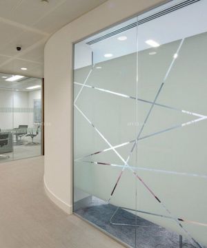小办公室玻璃隔断设计效果图