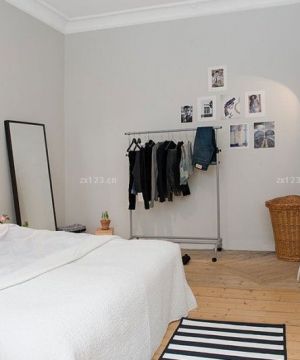 现代时尚卧室浅黄色木地板装修效果图片