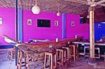 创意个性紫色酒吧吧台设计效果图