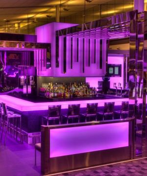 大型紫色酒吧吧台装修效果图