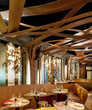酒吧式快餐厅木质吊顶装修效果图