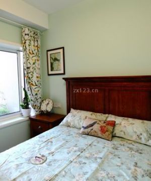 卧室碎花形窗帘装修设计效果图片
