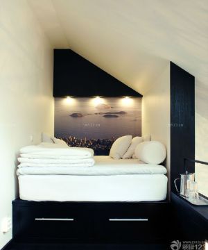 阁楼卧室床头背景墙装修设计