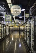 个性超市门店玻璃展示柜装修效果图